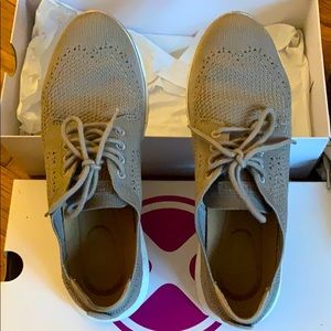 Confortable HUSH PUPPIES Sneaker size 7